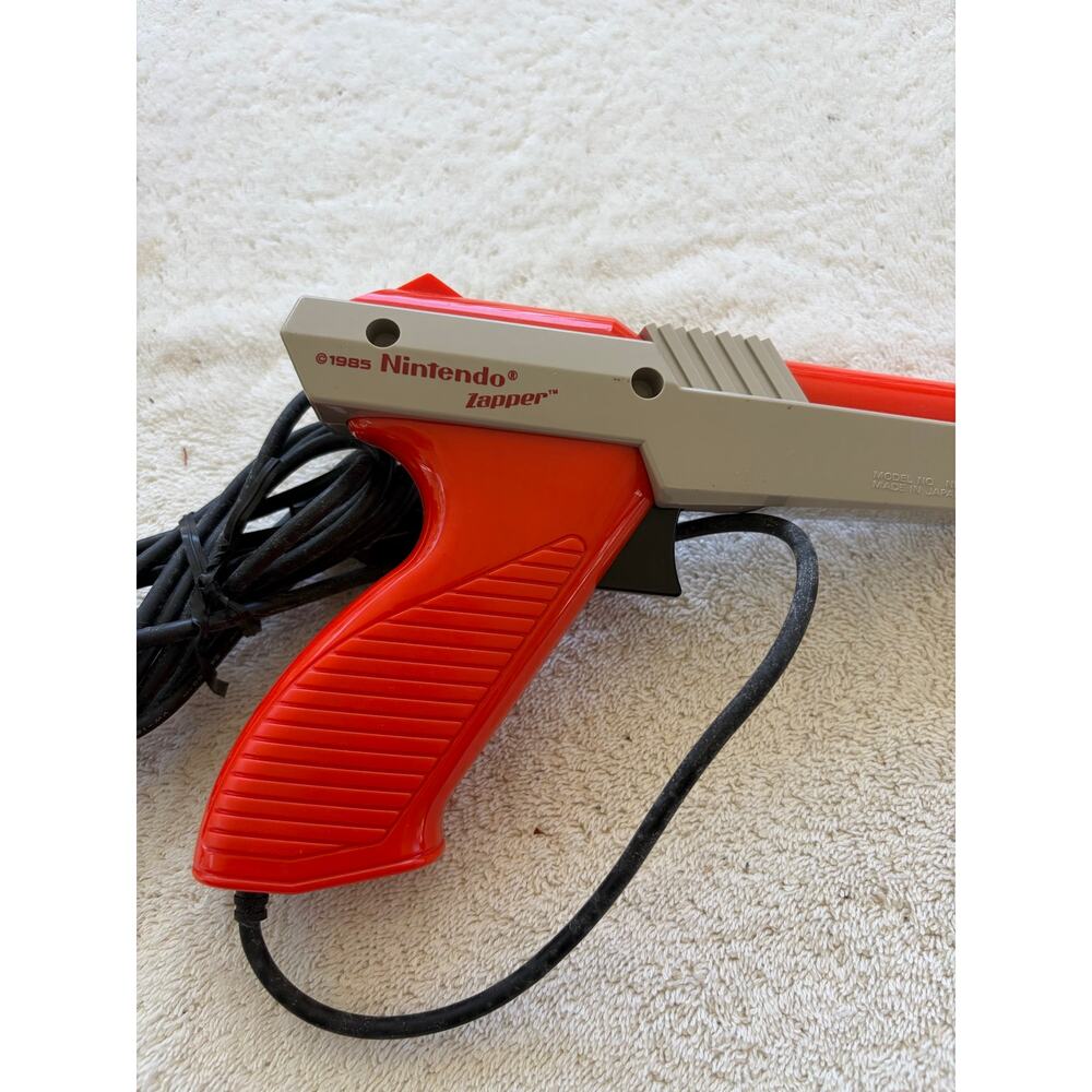 Nintendo 1985 NES Zapper Duck Hunt Gun NES-005 Orange Tested/Works - Picture 3 of 3